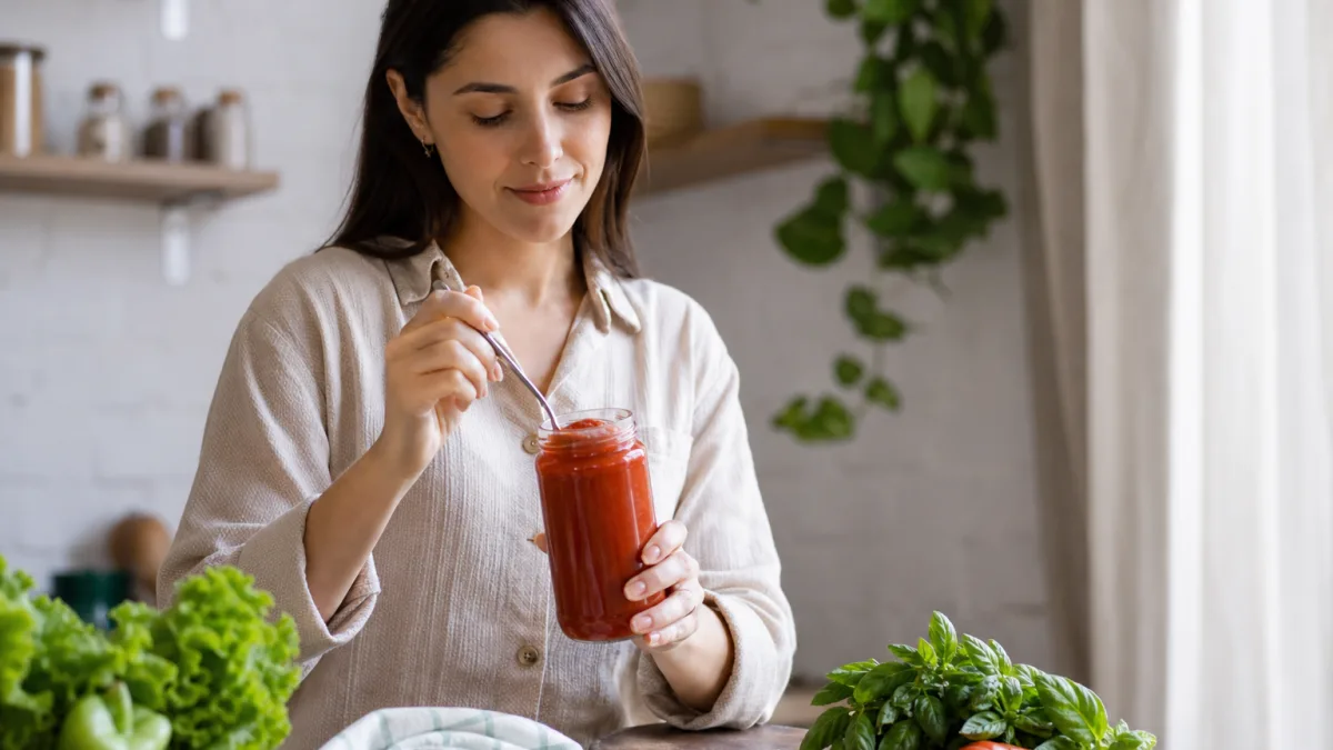 رب گوجه فرنگی طبیعی ارگانیک با بسته‌بندی شیشه‌ای استاندارد